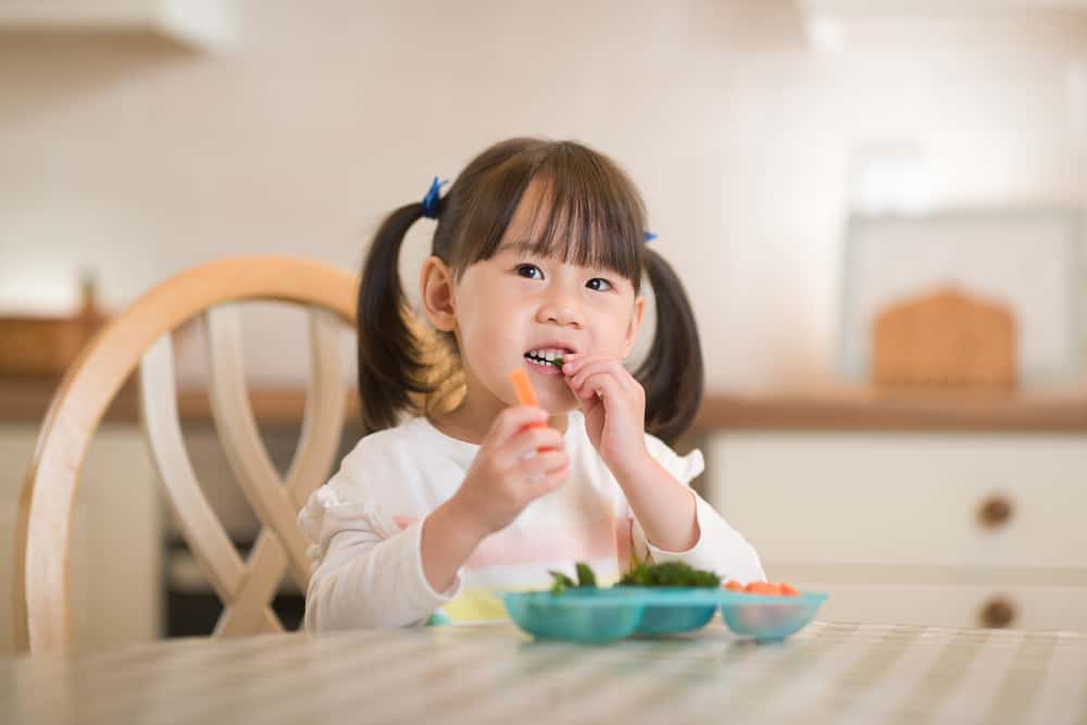Spoon Feeding Tips: How to Teach Toddler to Feed Themselves
